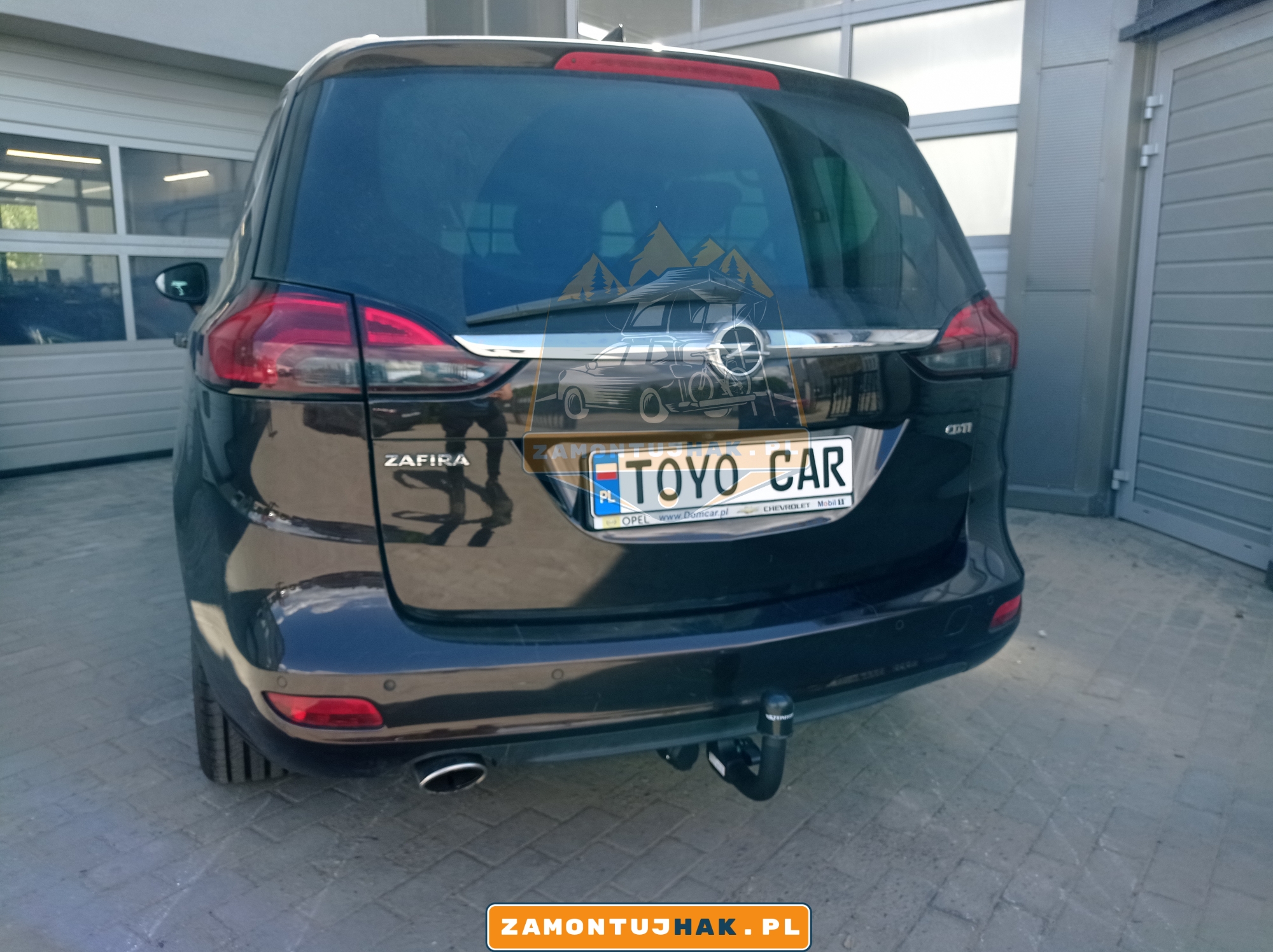 zdjęcie Opla Zafiry z zamontowanym hakiem holowniczym Steinhof, zrobione z prawej strony samochodu